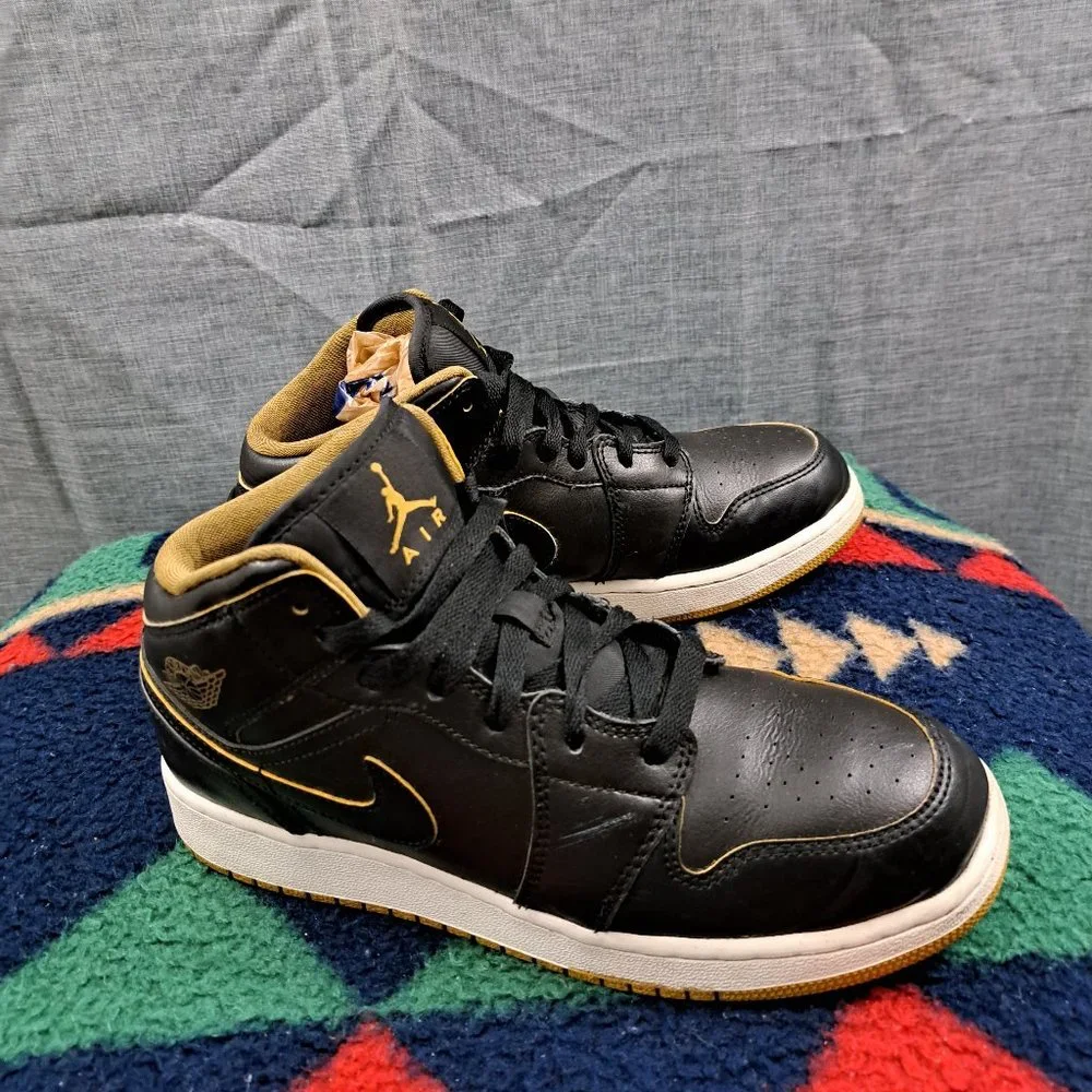 %Nike Air Jordan Retro 1 Mid Shoes Sneakers Youth Size 6 / AJ9
